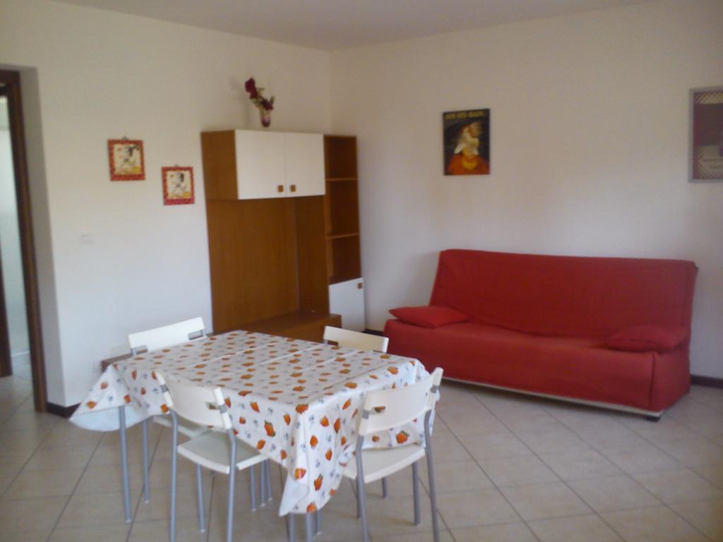 Casa Vacanza Holiday Vila Pieris Exterior foto