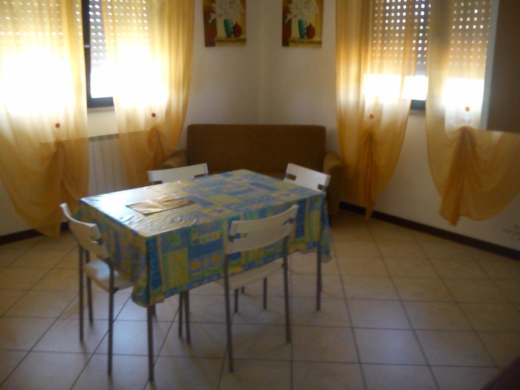 Casa Vacanza Holiday Vila Pieris Exterior foto