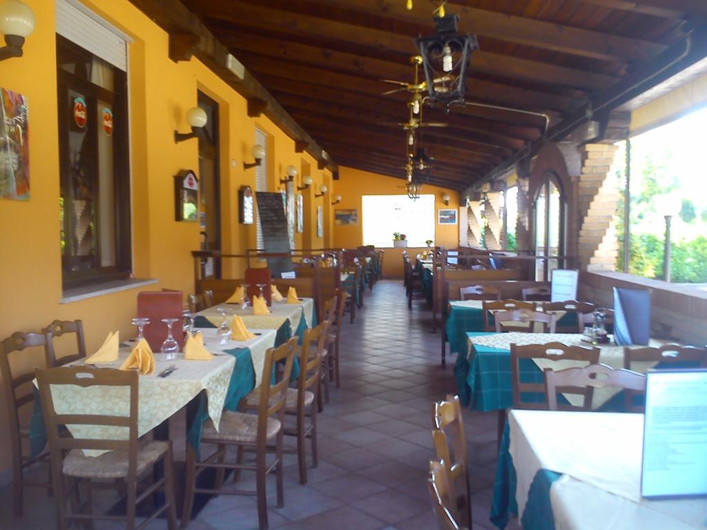 Casa Vacanza Holiday Vila Pieris Exterior foto